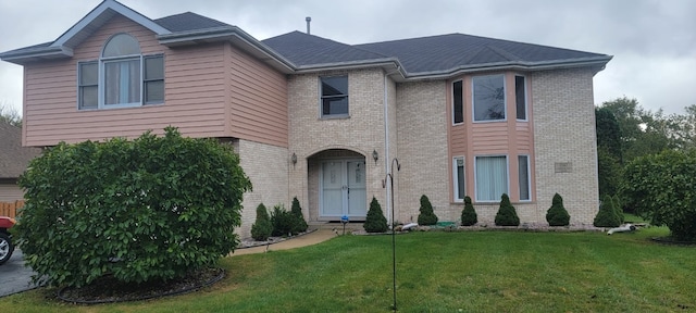 view of front facade featuring a front yard