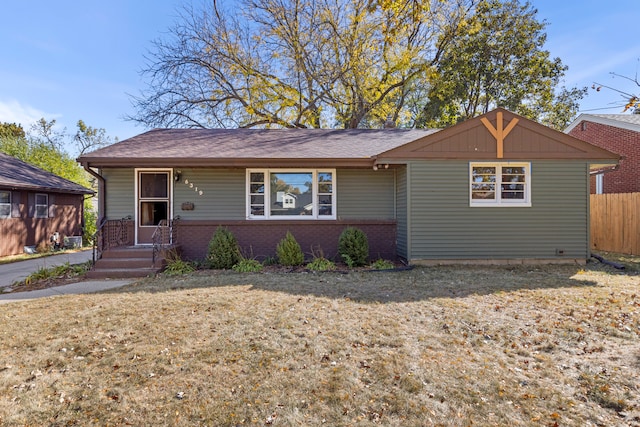 single story home with a front lawn