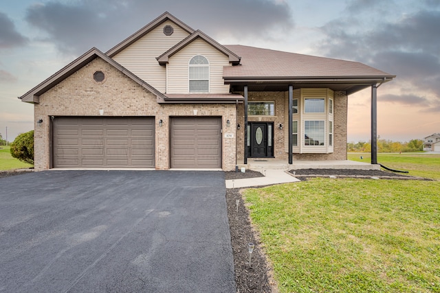 view of front of house featuring a yard