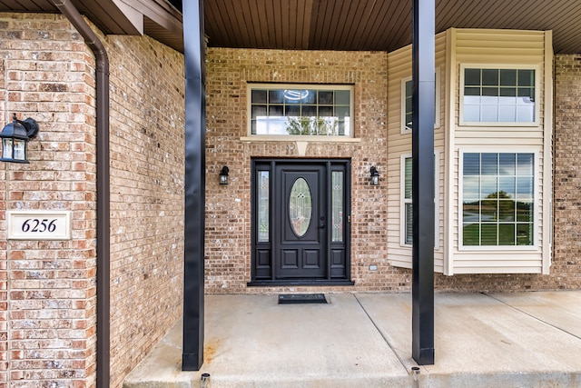 entrance to property featuring covered porch