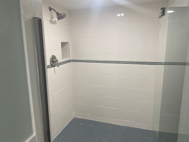 bathroom featuring tiled shower