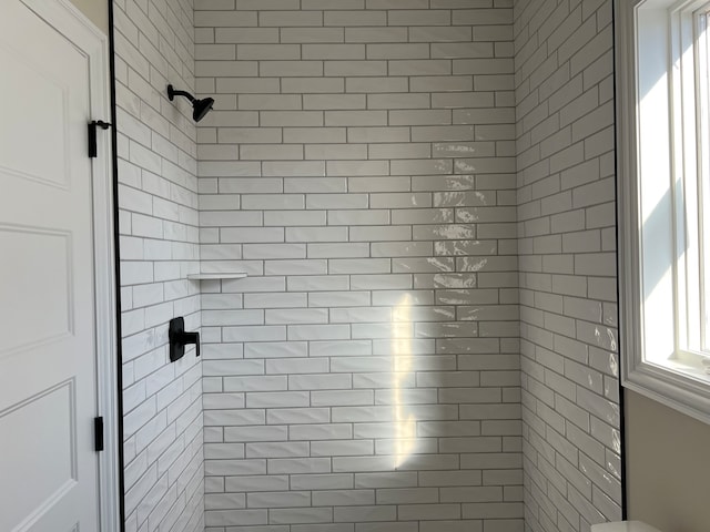 details featuring tiled shower