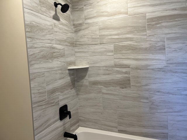 bathroom featuring tiled shower / bath