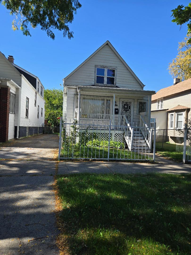 bungalow-style house featuring a front lawn