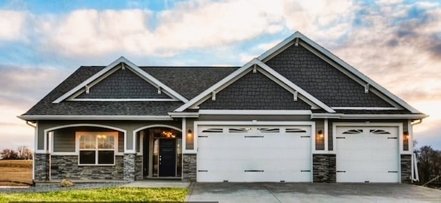 868 Edgewood Dr, Sugar Grove, IL 60554 - craftsman-style home featuring a garage