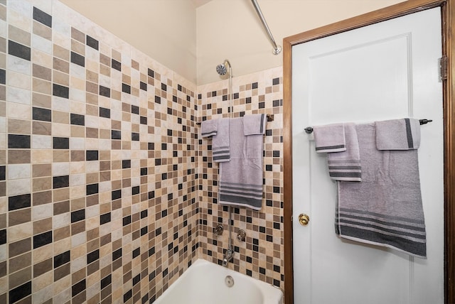 bathroom with tiled shower / bath combo