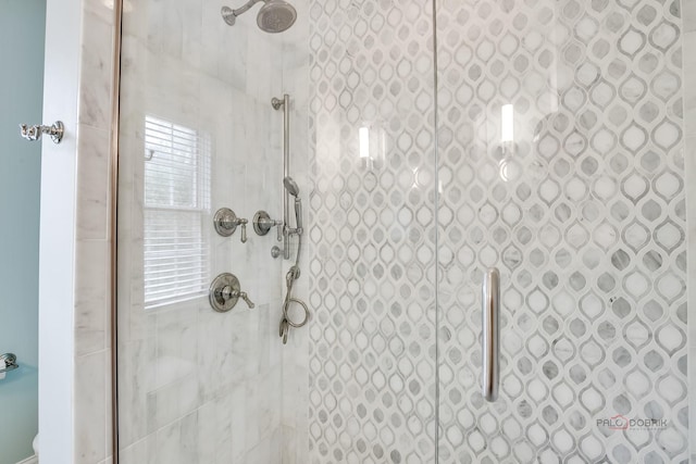 bathroom featuring a tile shower