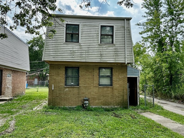 back of house featuring a lawn