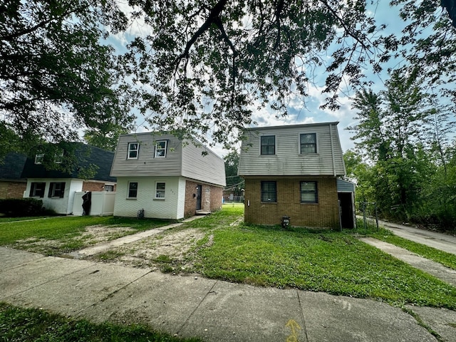 view of front of property featuring a front yard