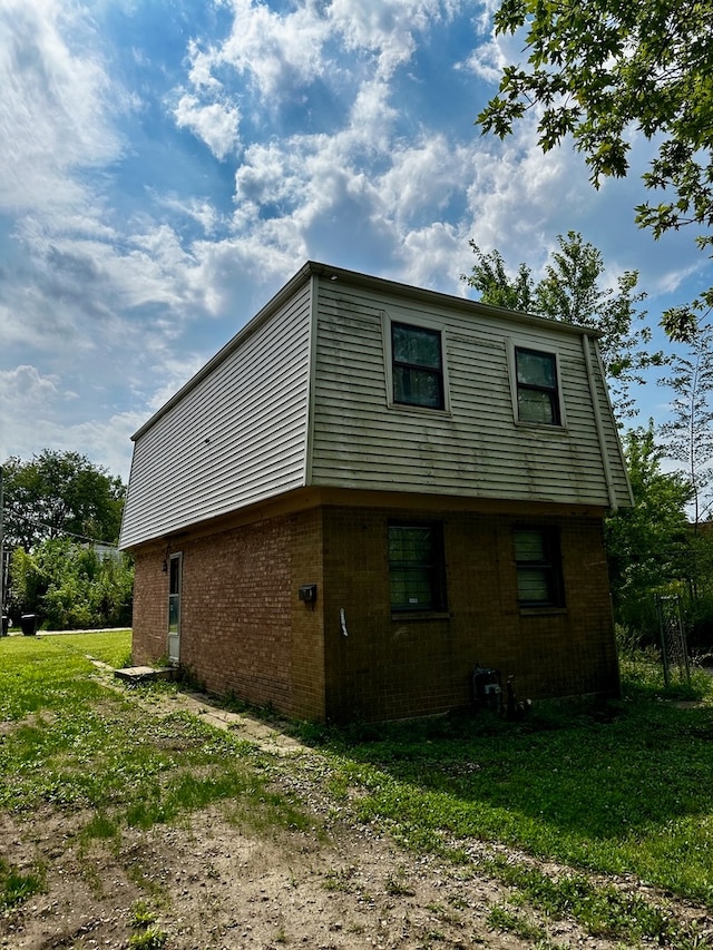 view of side of property featuring a lawn