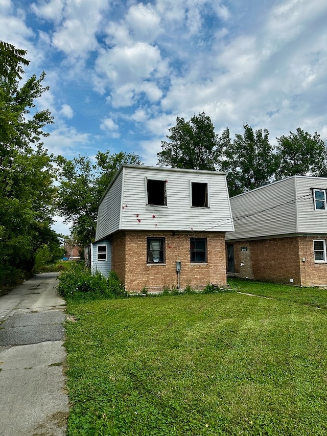 view of front of property with a front yard