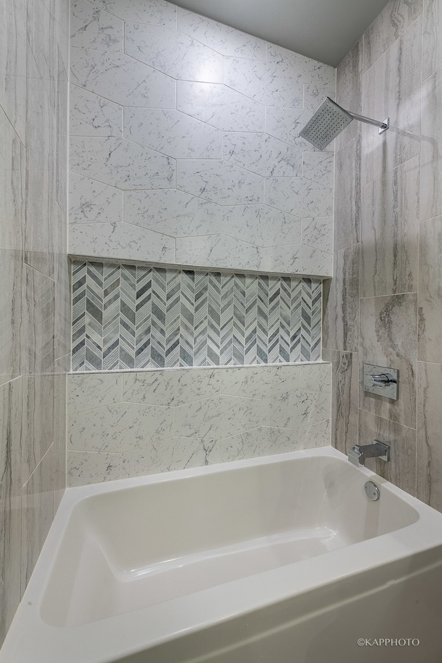 bathroom with tiled shower / bath combo