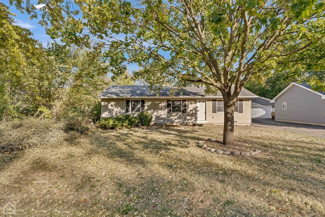 view of front of property with a front lawn