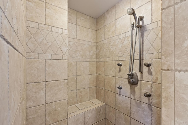 room details featuring a tile shower