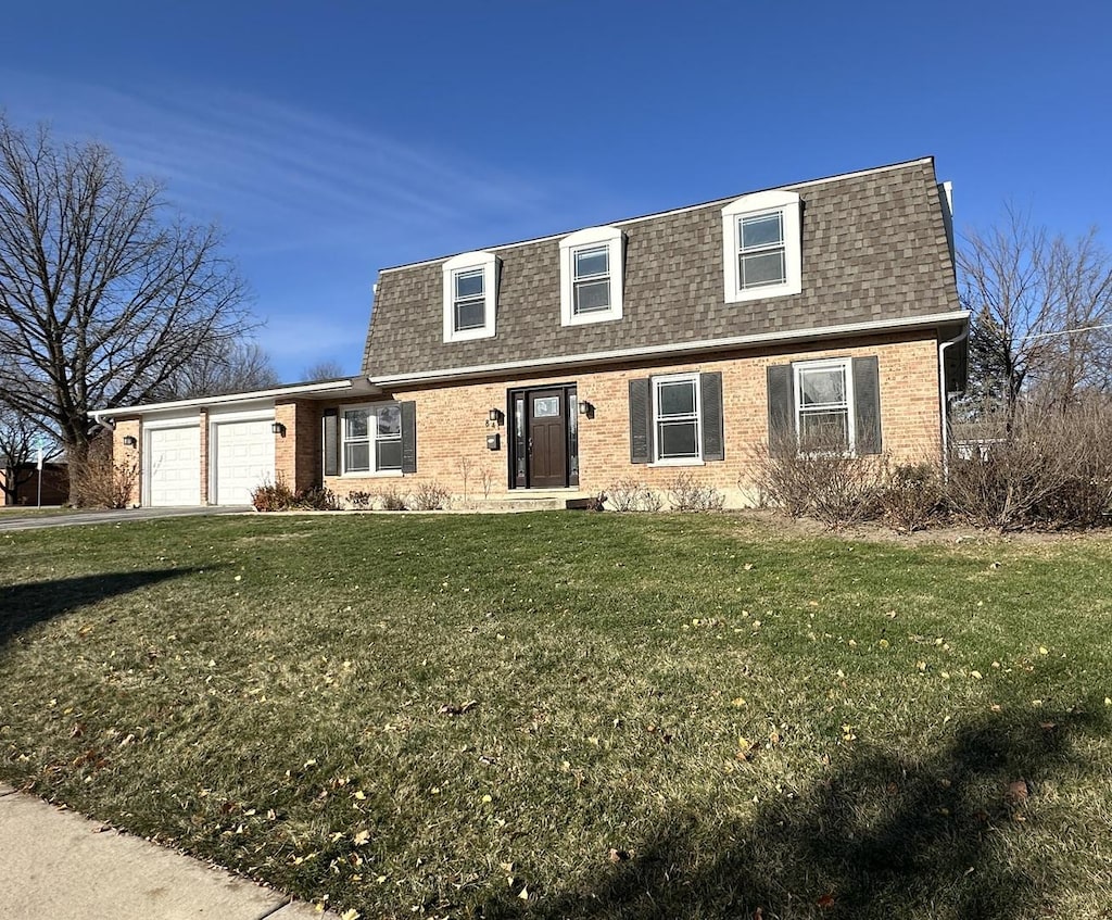 view of front facade featuring a front yard and a garage