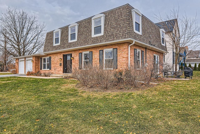 view of front of house with a front lawn and a garage