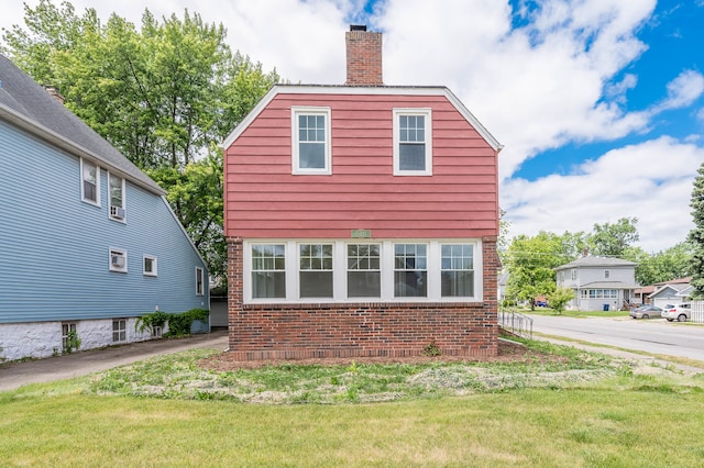 view of side of property featuring a yard