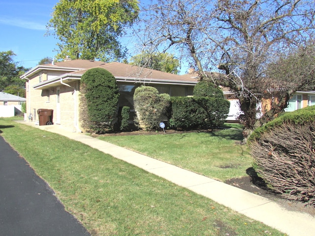 view of front of home featuring a front yard