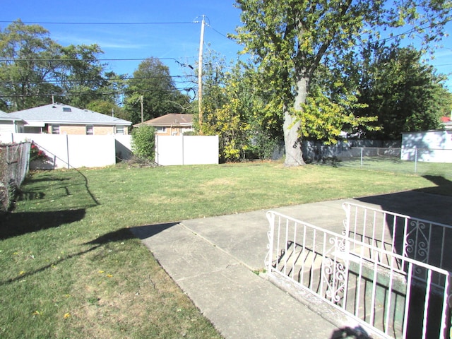 view of yard with a patio area