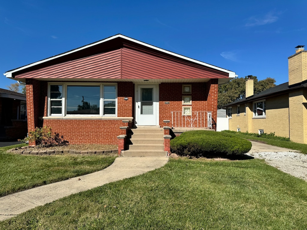 view of front facade featuring a front lawn