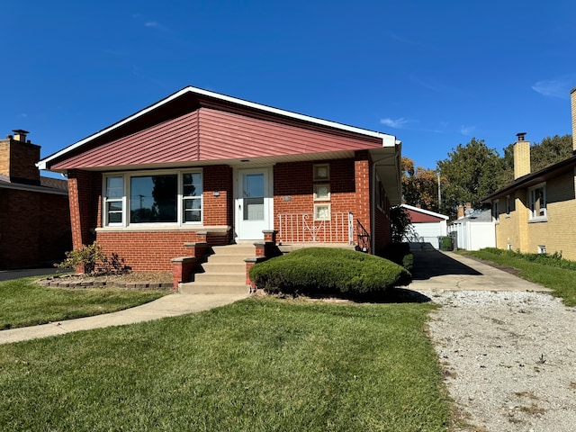 bungalow featuring a front lawn