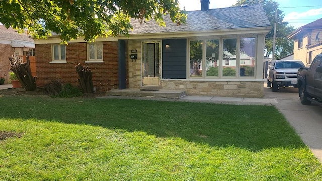 view of front of home featuring a front yard