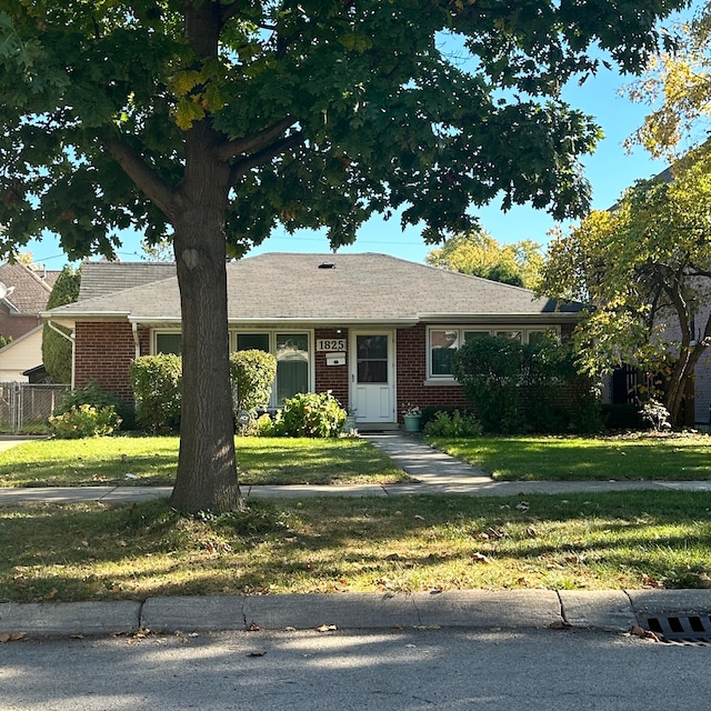 single story home with a front lawn