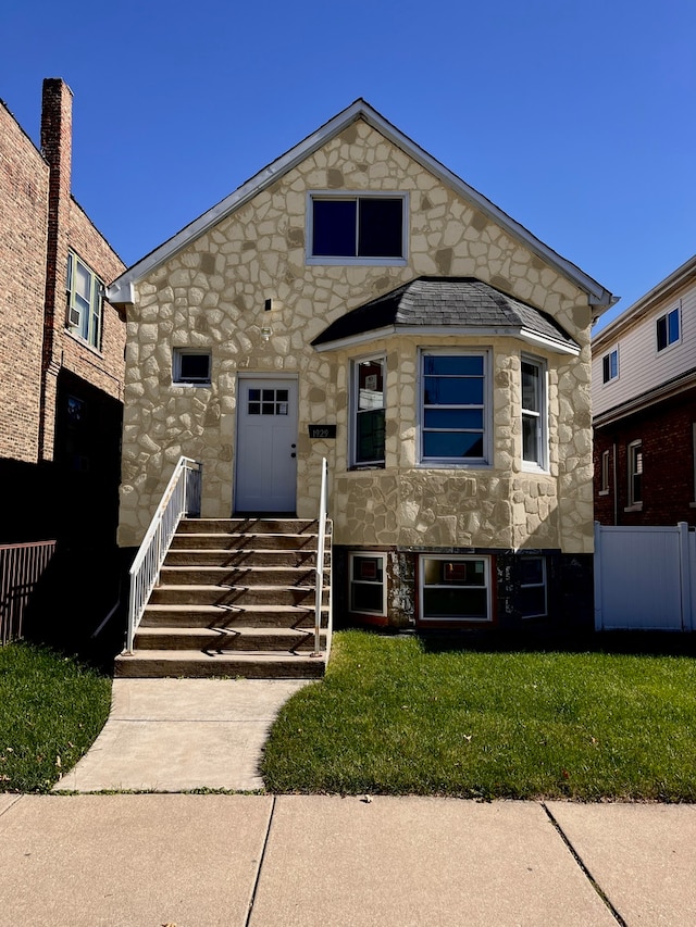 view of front of house featuring a front yard