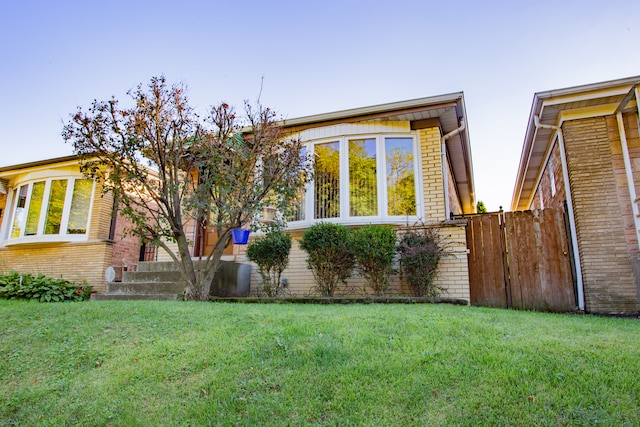 view of front of home featuring a front lawn