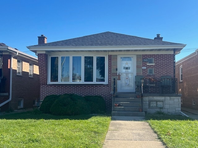 bungalow featuring a front lawn