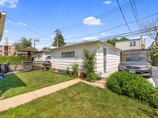 view of front of house featuring a front lawn and a garage