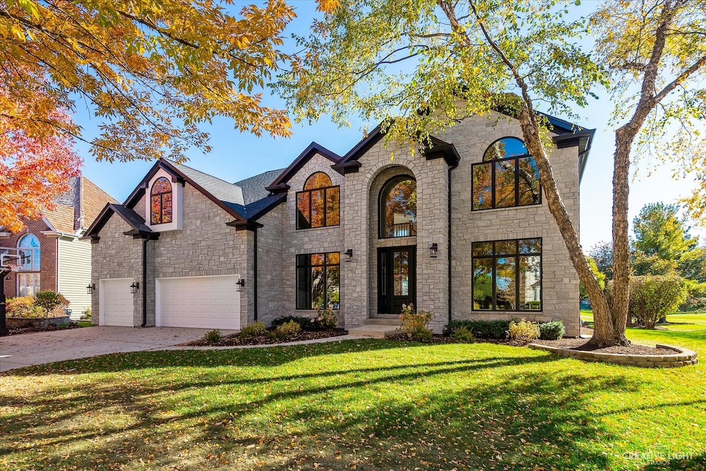 view of front of property featuring a front yard and a garage