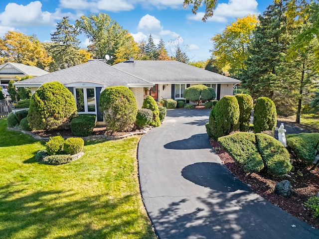 ranch-style house featuring a front yard