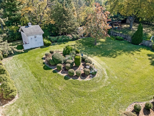 view of yard featuring a storage shed