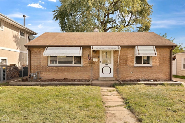 view of front facade with a front lawn