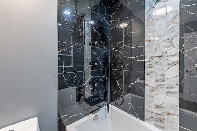 bathroom featuring tiled shower / bath combo