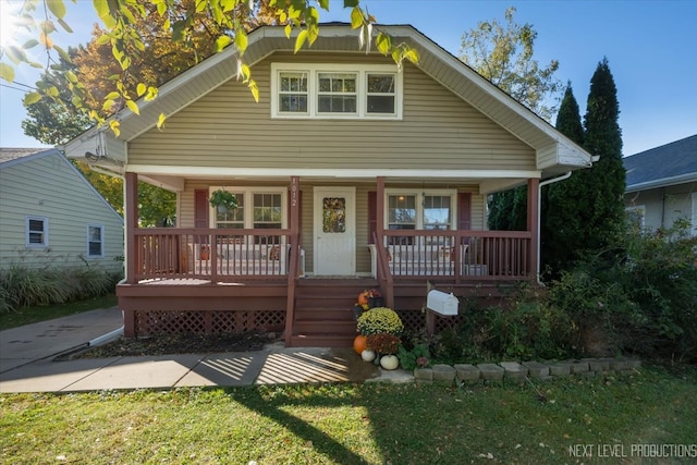 view of front of property featuring a porch and a front lawn