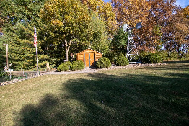 view of yard featuring a storage shed