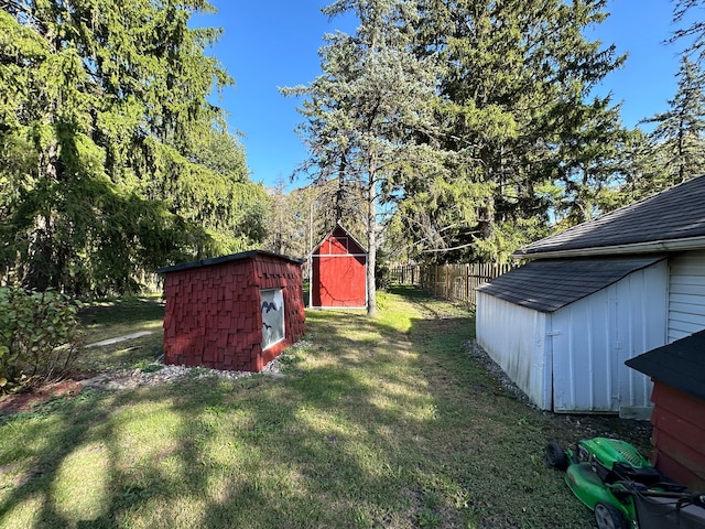 view of yard with a storage unit