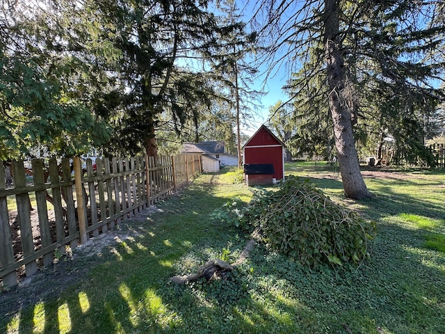 view of yard with an outdoor structure