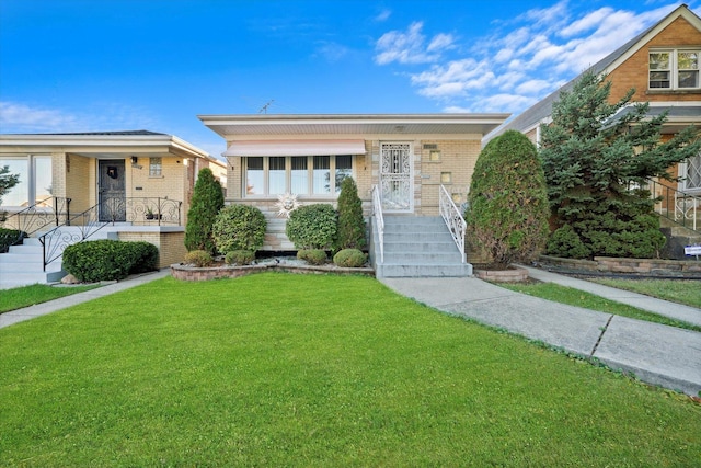 view of front of property featuring a front yard and brick siding