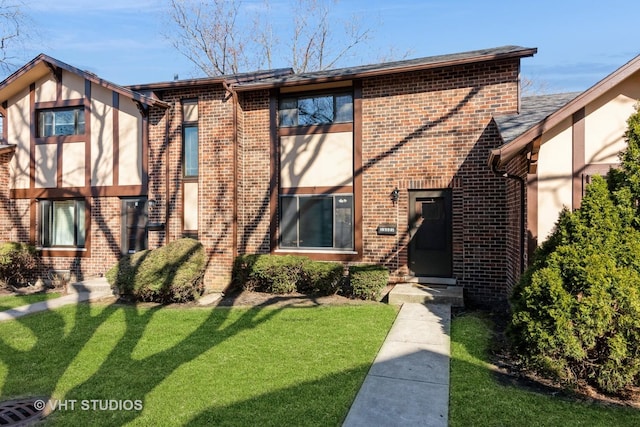 view of front facade featuring a front lawn and brick siding