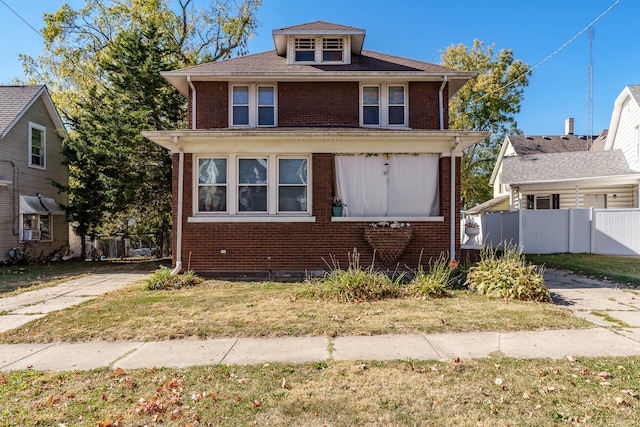 view of front of property featuring a front yard