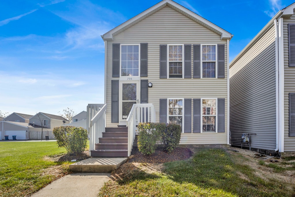 view of front of property featuring a front lawn