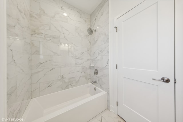 bathroom featuring tiled shower / bath