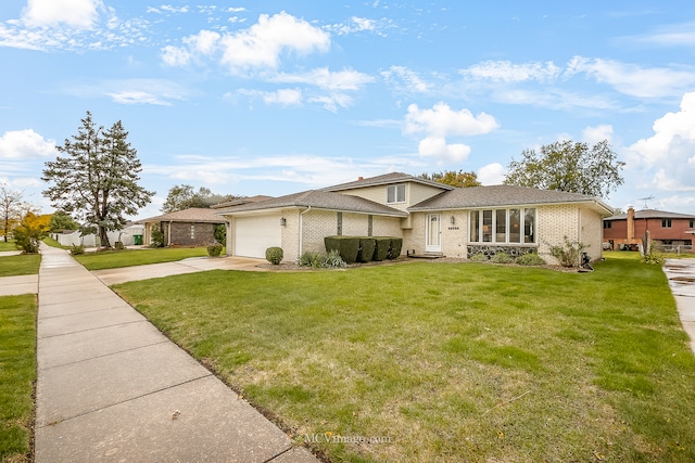 view of front of house featuring a front lawn and a garage