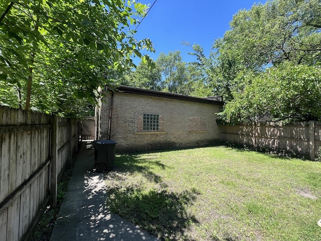 6916 S Lowe Ave, Chicago, IL 60621 - view of yard featuring a fenced backyard