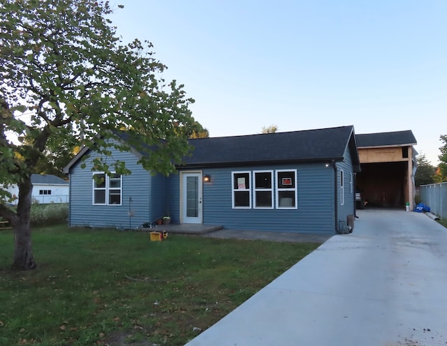 ranch-style home with a front yard