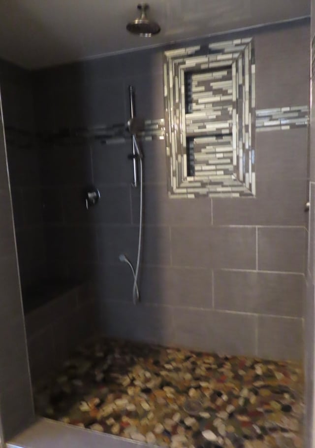 bathroom featuring a tile shower