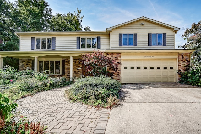 view of front property featuring a garage